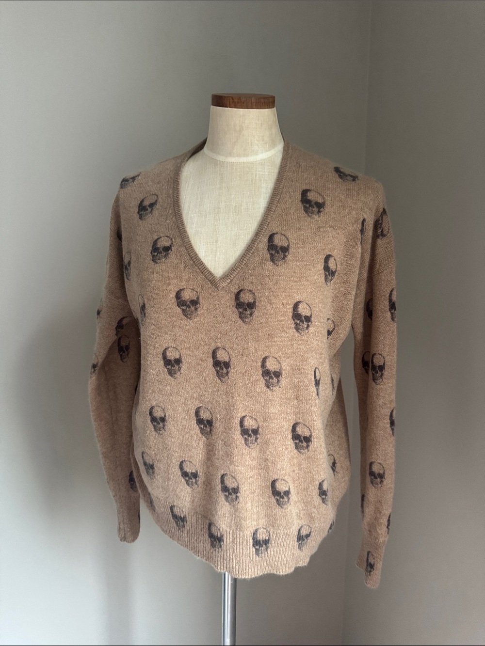Skull cashmere V-neck sweater